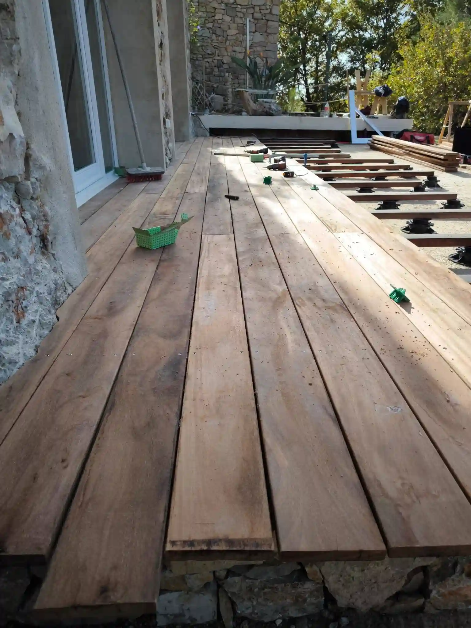 Terrasse bois exotique en cours — Fayence