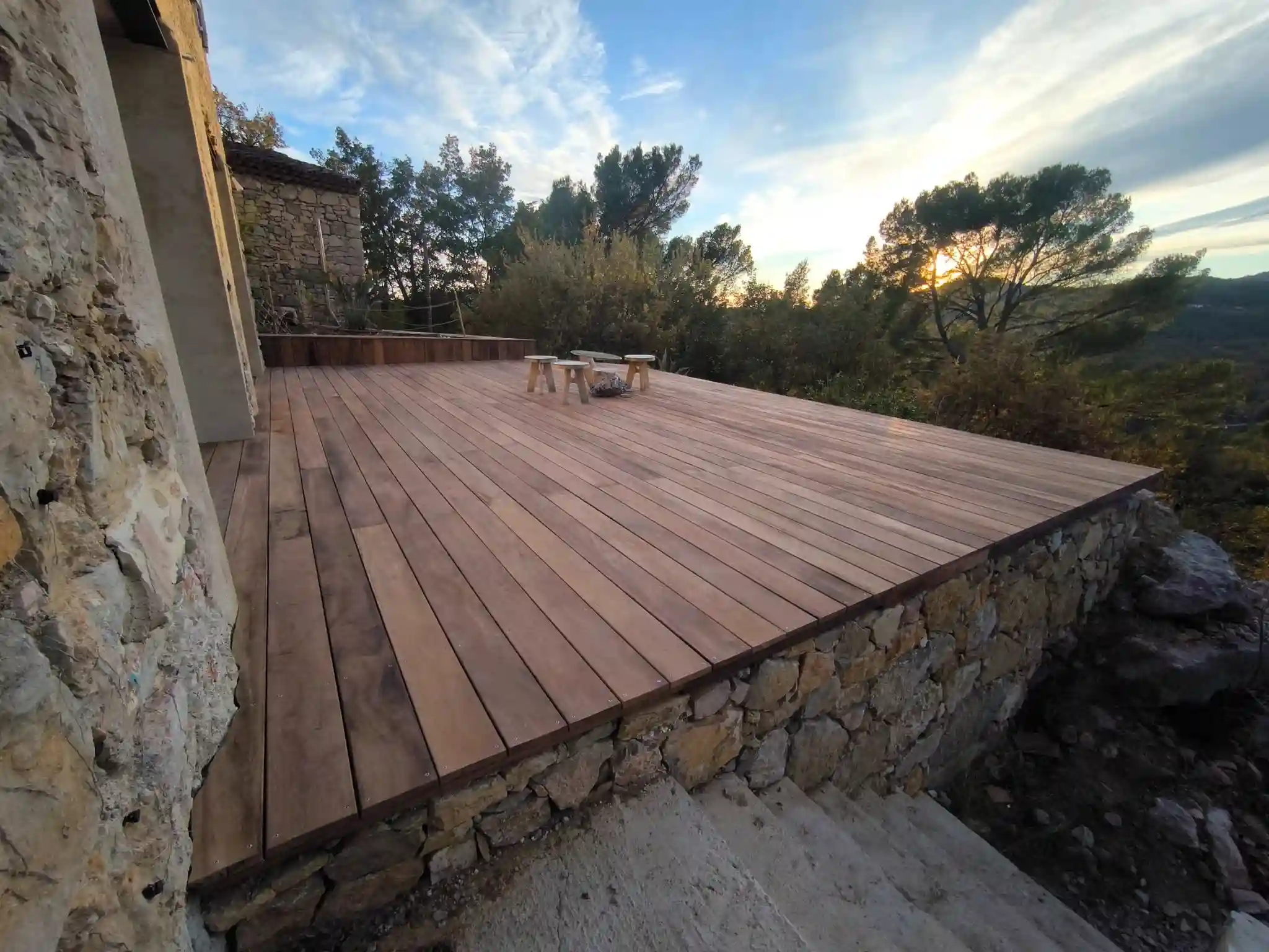 Terrasse bois exotique finie — Fayence