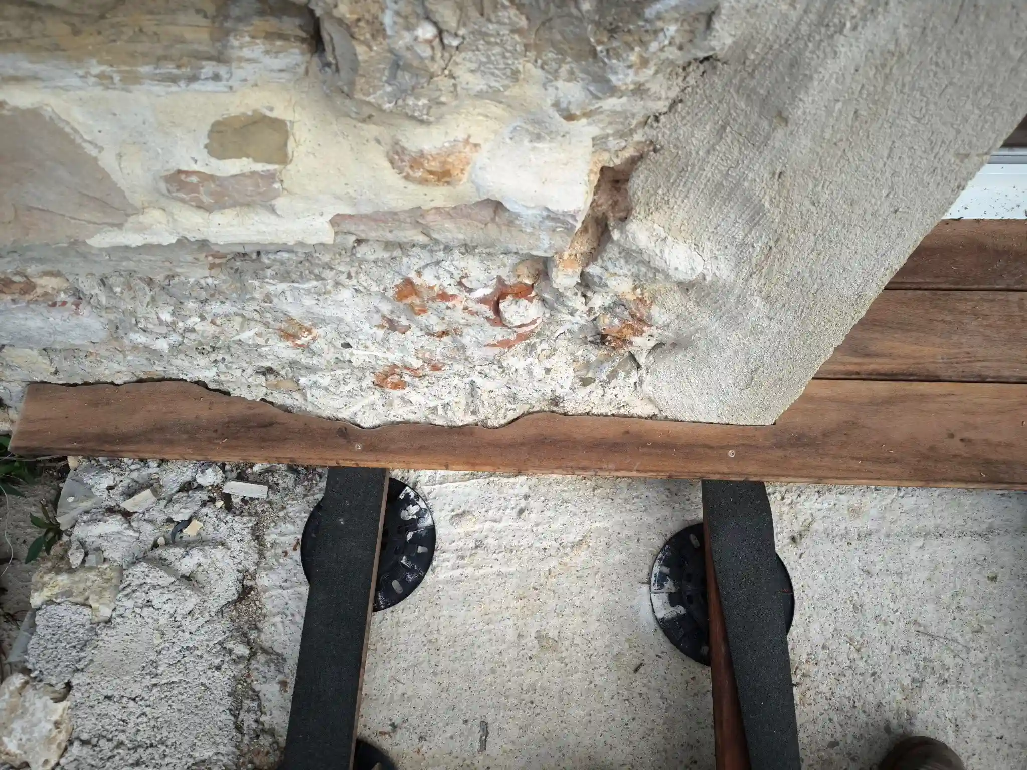 Lame de terrasse entaillée dans la pierre — Fayence