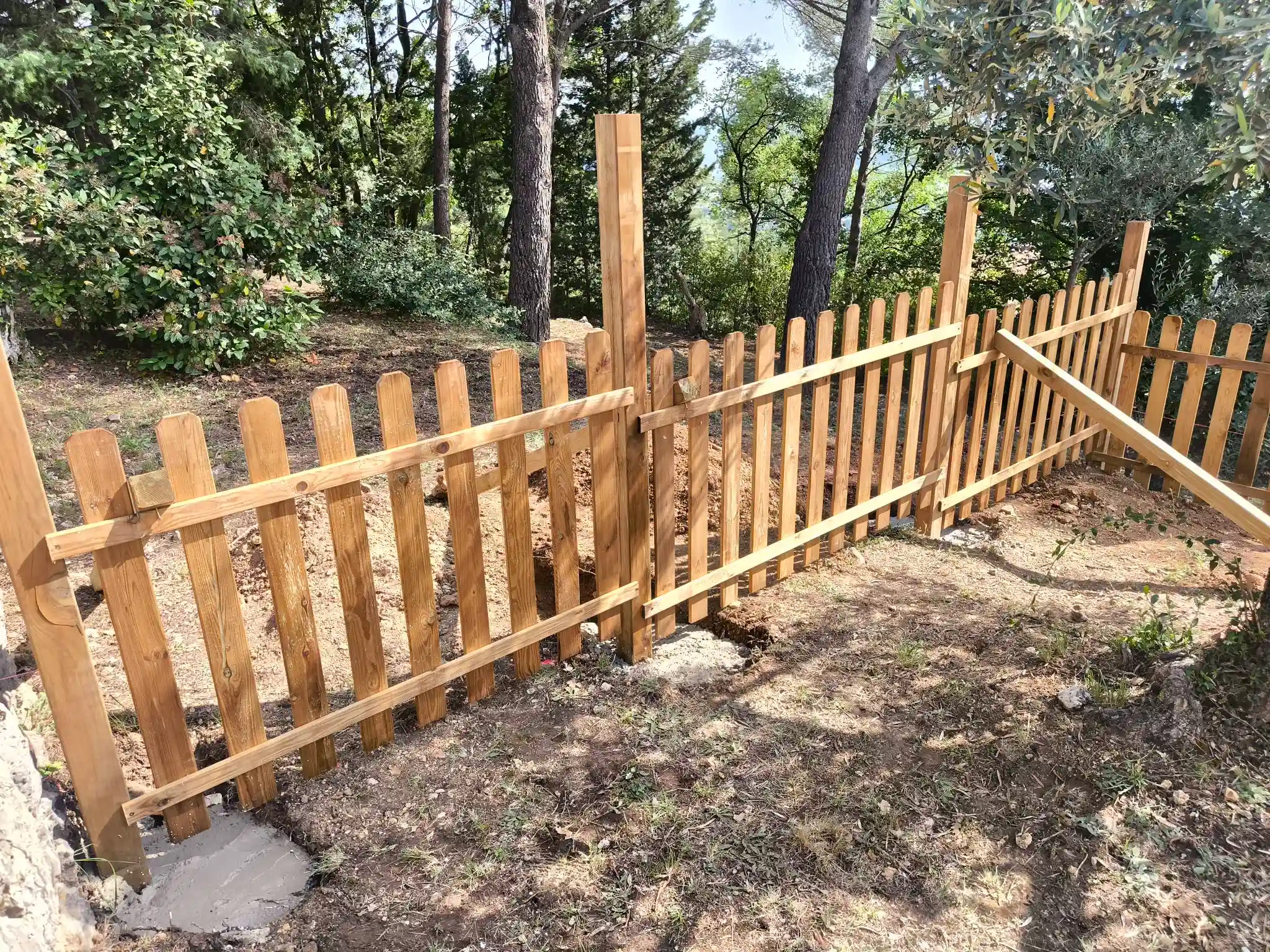 Clôture piscine en cours de pose — Tourrettes