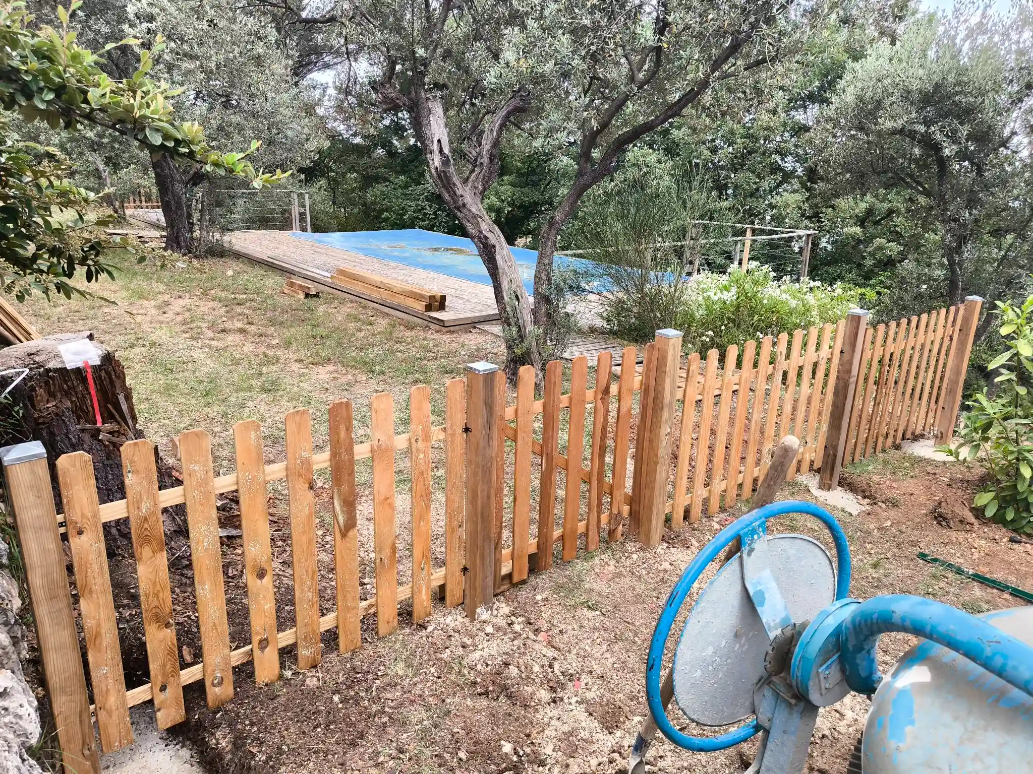 Clôture piscine finitions — Tourrettes
