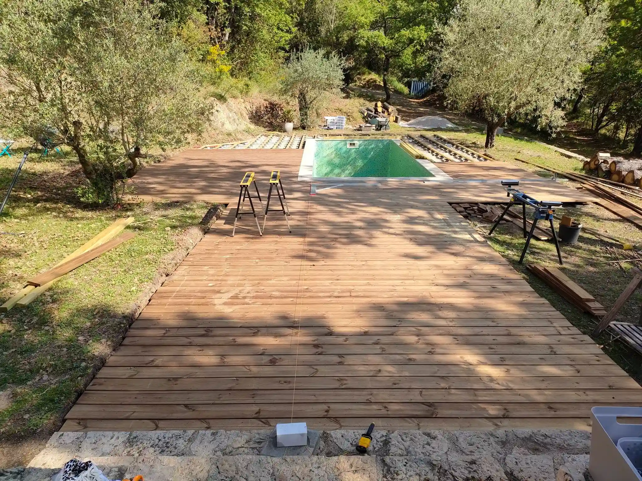 Terrasse bois finitions en cours — Tourrettes