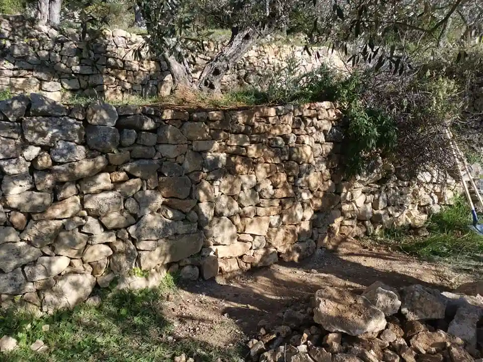Mur de restanques pierre sèche — Claviers