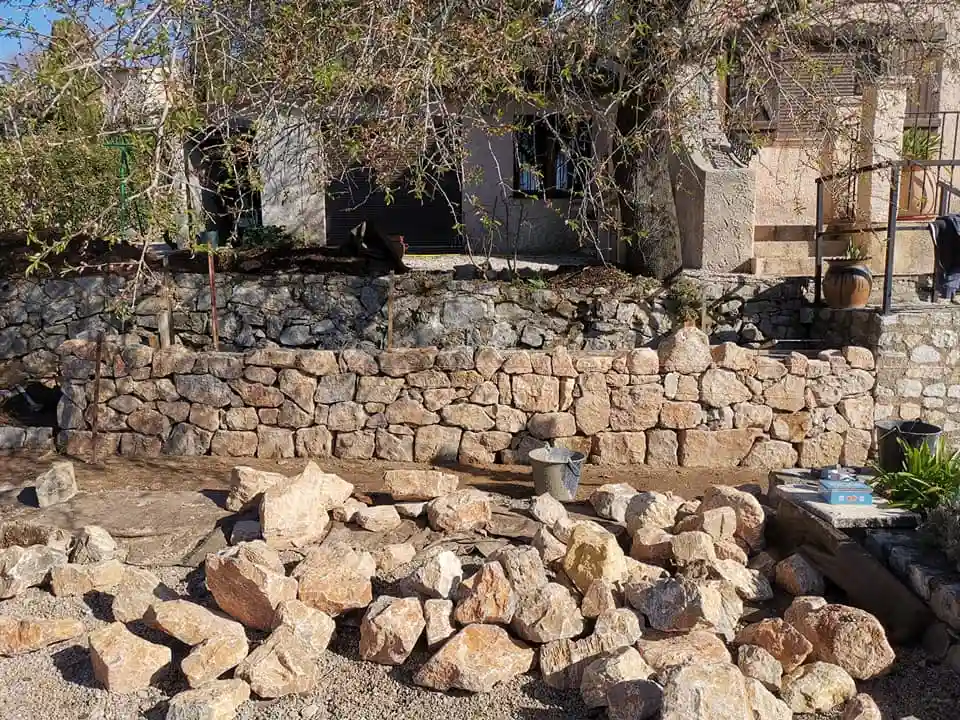 Mur en pierre en cours — Montauroux