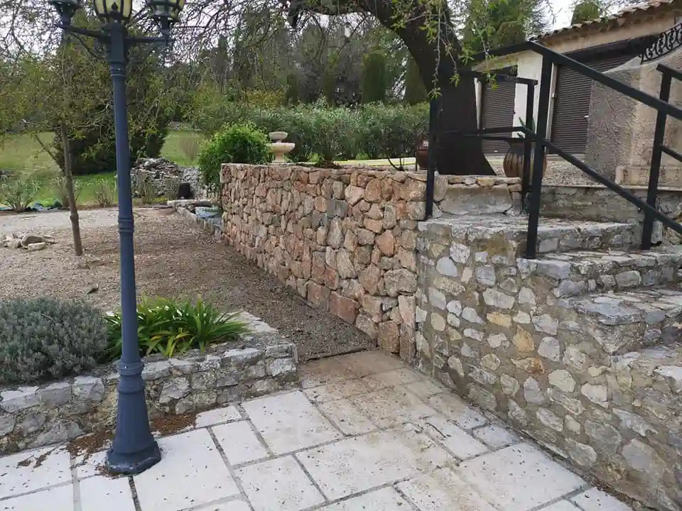 Mur en pierre — Montauroux