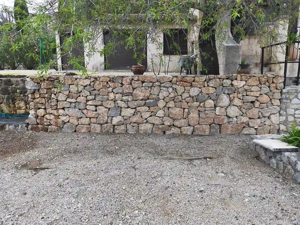 Mur en pierre fini — Montauroux